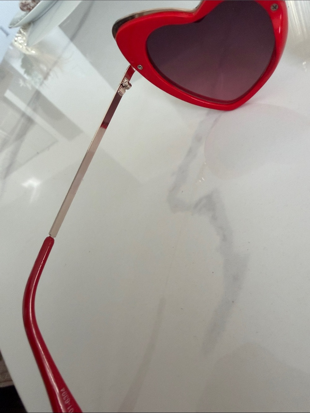 Women’s Red Heart-Shaped Sunglasses - Stylish Fashion Accessory - Picture 5 of 7